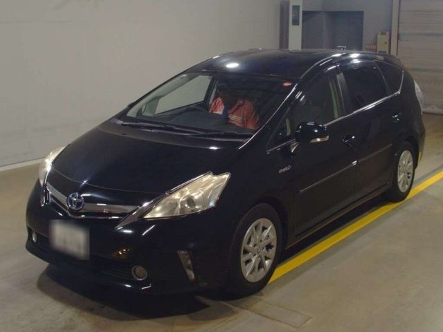 461 Toyota Prius alpha ZVW41W 2013 г. (TAA Yokohama)